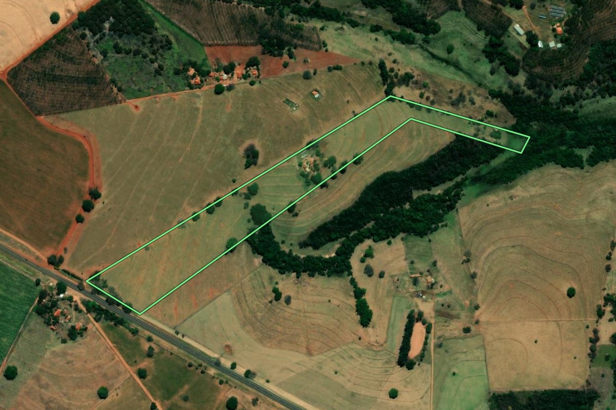 Imagem de satélite do imóvel rural em Floreal (SP), com o contorno declarado no CAR desenhado por cima.