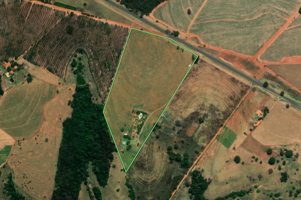 Imagem de satélite do imóvel rural em Floreal (SP), com o contorno declarado no CAR desenhado por cima.