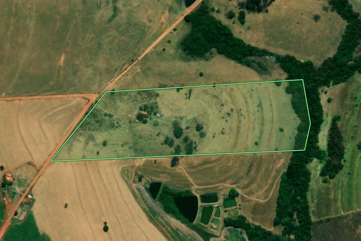 Imagem de satélite do imóvel rural em Floreal (SP), com o contorno declarado no CAR desenhado por cima.