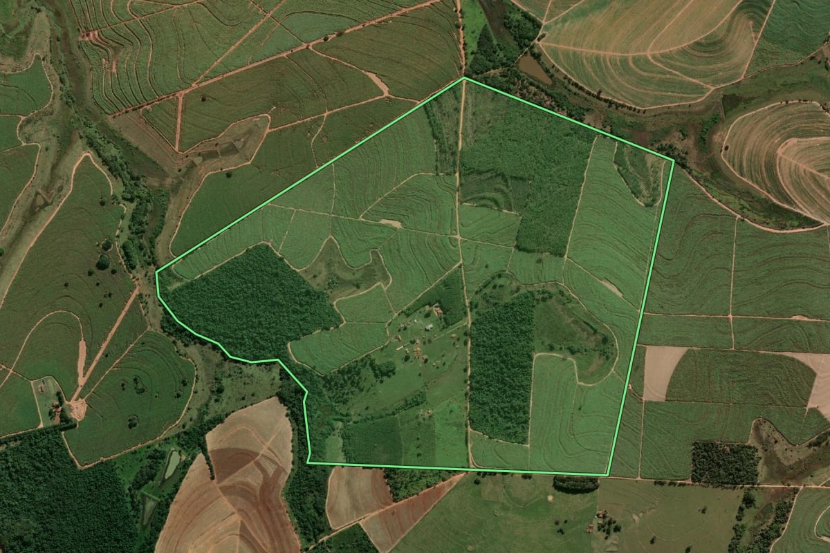 Imagem de satélite do imóvel rural em Flórida Paulista (SP), com o contorno declarado no CAR desenhado por cima.