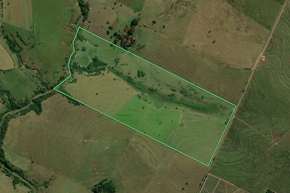 Imagem de satélite do imóvel rural em Flórida Paulista (SP), com o contorno declarado no CAR desenhado por cima.