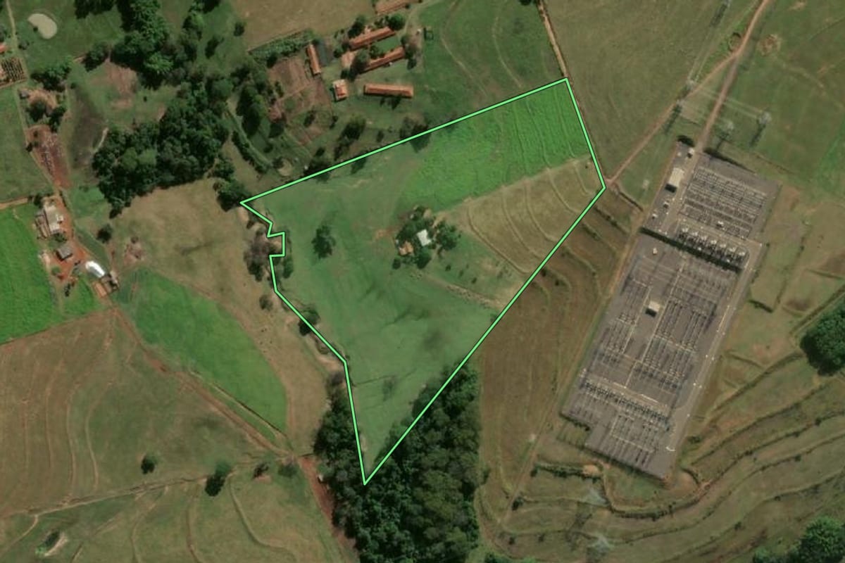 Imagem de satélite do imóvel rural em Flórida Paulista (SP), com o contorno declarado no CAR desenhado por cima.