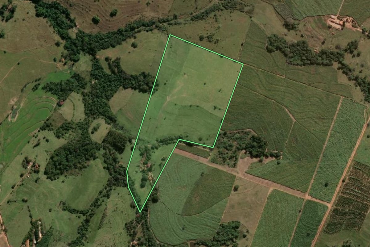 Imagem de satélite do imóvel rural em Flórida Paulista (SP), com o contorno declarado no CAR desenhado por cima.