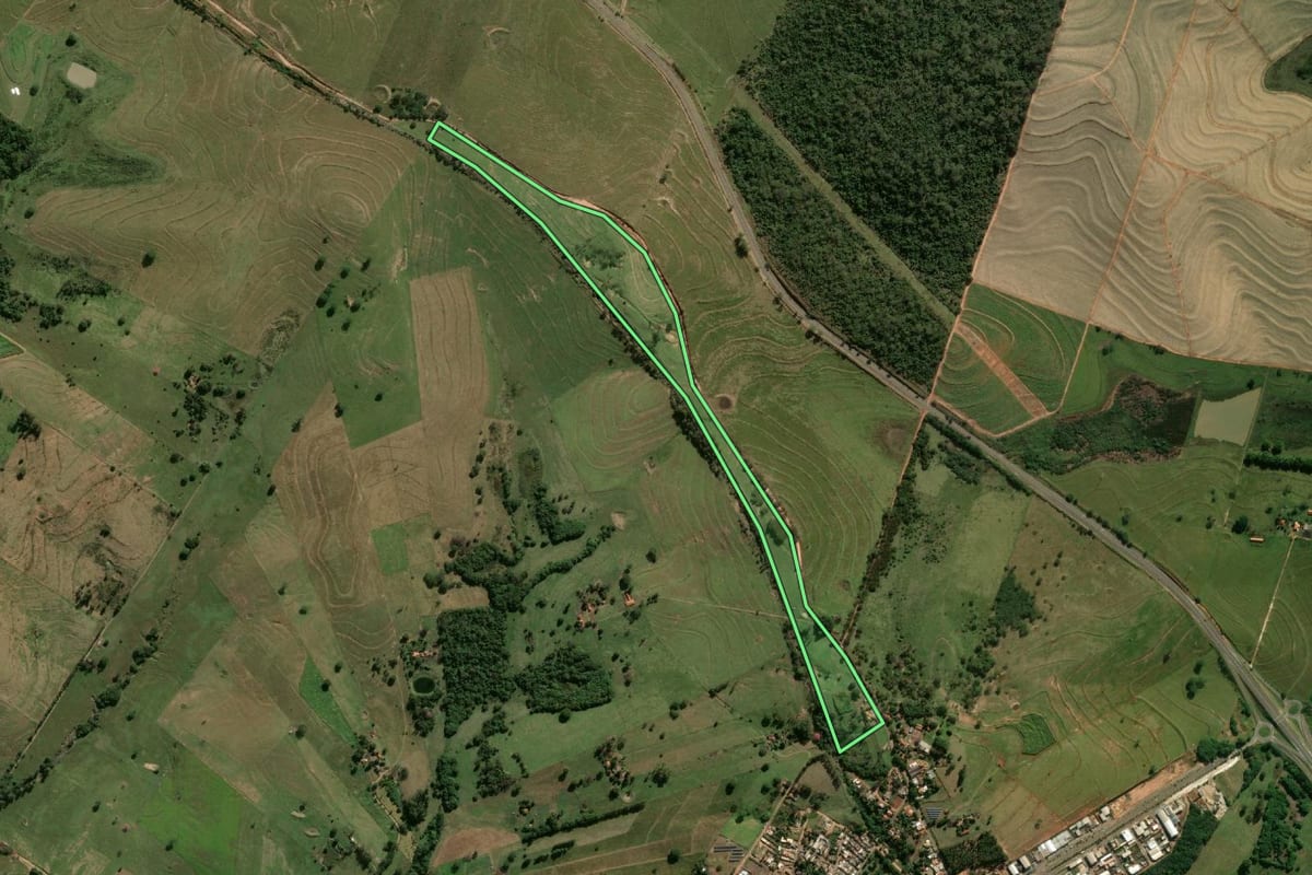 Imagem de satélite do imóvel rural em Flórida Paulista (SP), com o contorno declarado no CAR desenhado por cima.