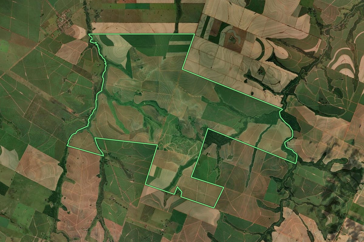 Imagem de satélite do imóvel rural em Flórida Paulista (SP), com o contorno declarado no CAR desenhado por cima.