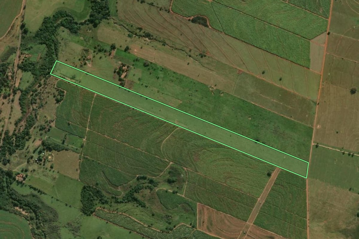 Imagem de satélite do imóvel rural em Flórida Paulista (SP), com o contorno declarado no CAR desenhado por cima.