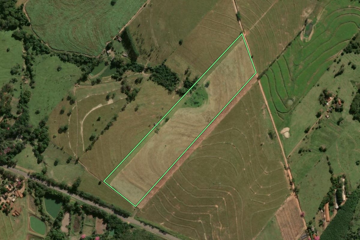 Imagem de satélite do imóvel rural em Flórida Paulista (SP), com o contorno declarado no CAR desenhado por cima.