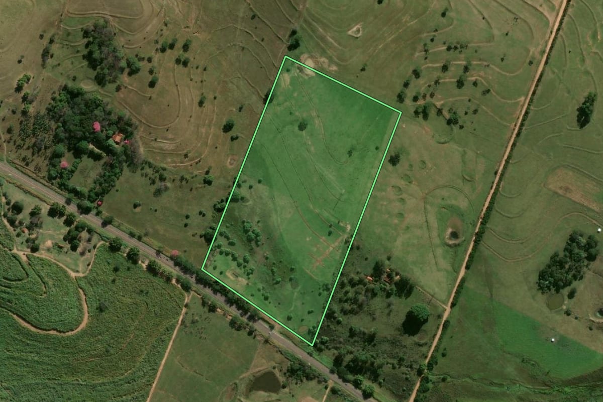 Imagem de satélite do imóvel rural em Flórida Paulista (SP), com o contorno declarado no CAR desenhado por cima.