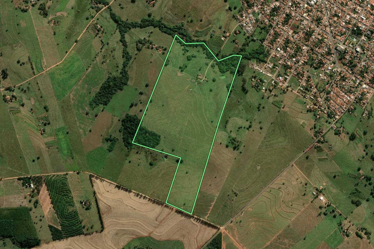 Imagem de satélite do imóvel rural em Flórida Paulista (SP), com o contorno declarado no CAR desenhado por cima.