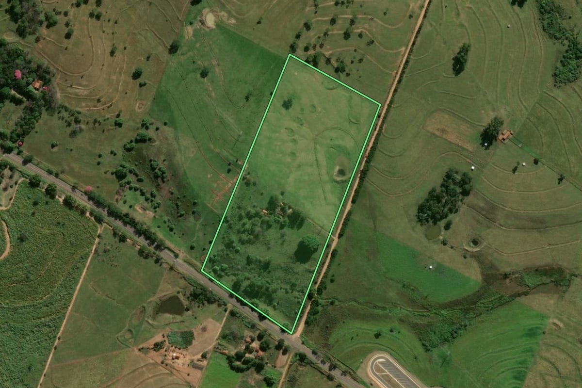 Imagem de satélite do imóvel rural em Flórida Paulista (SP), com o contorno declarado no CAR desenhado por cima.