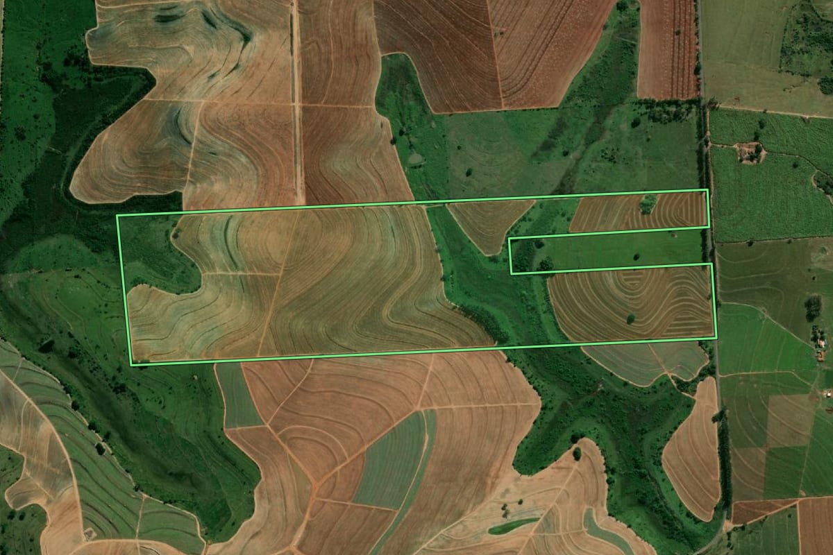 Imagem de satélite do imóvel rural em Flórida Paulista (SP), com o contorno declarado no CAR desenhado por cima.