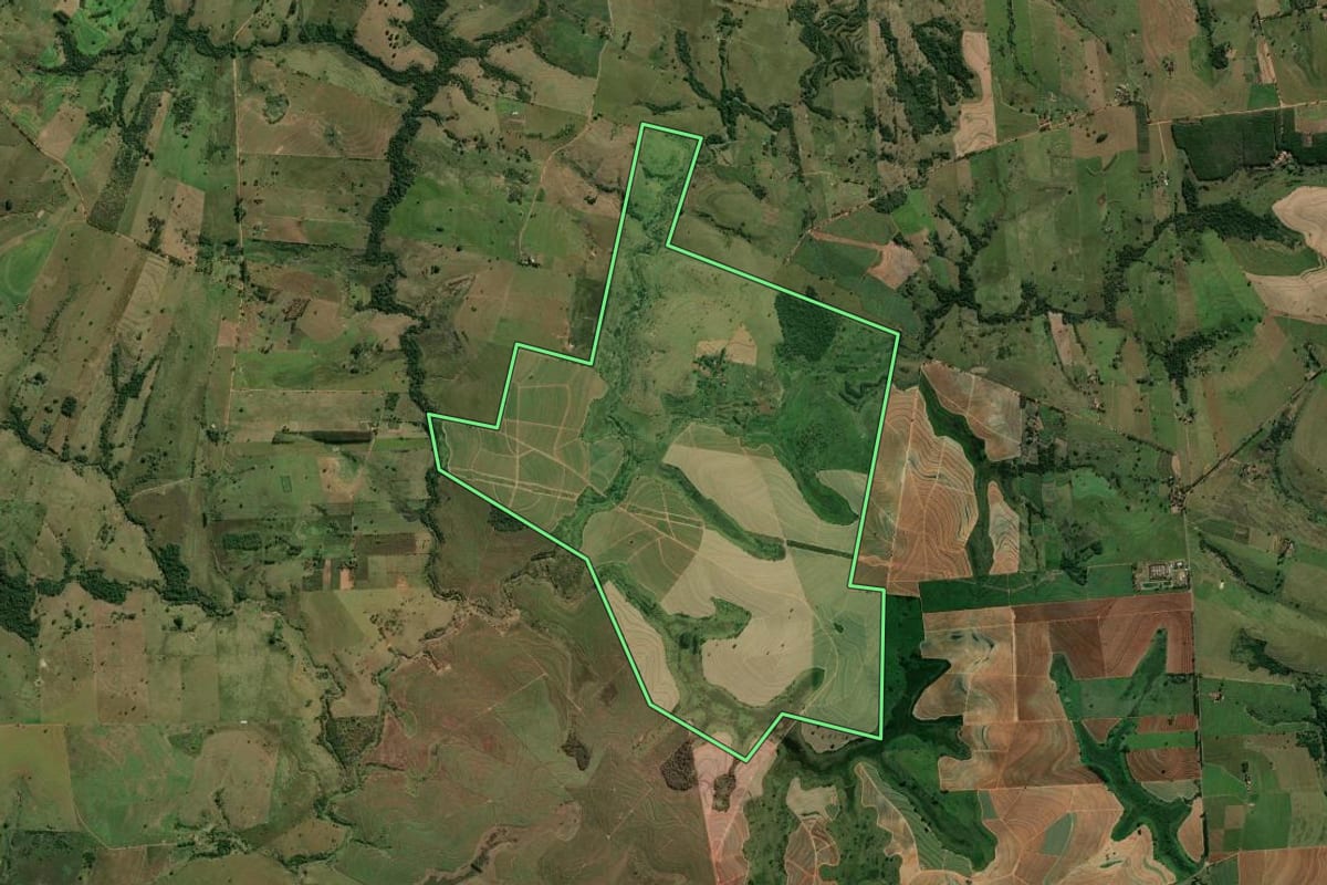 Imagem de satélite do imóvel rural em Flórida Paulista (SP), com o contorno declarado no CAR desenhado por cima.