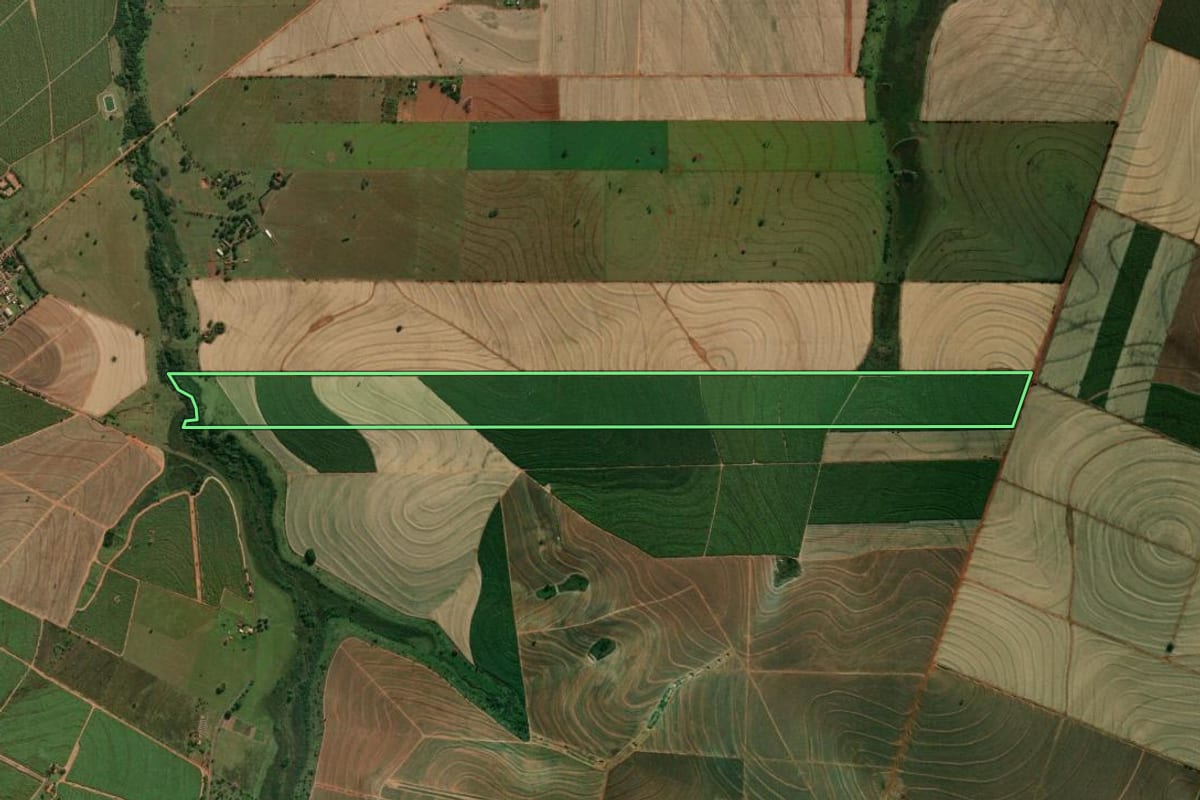 Imagem de satélite do imóvel rural em Flórida Paulista (SP), com o contorno declarado no CAR desenhado por cima.