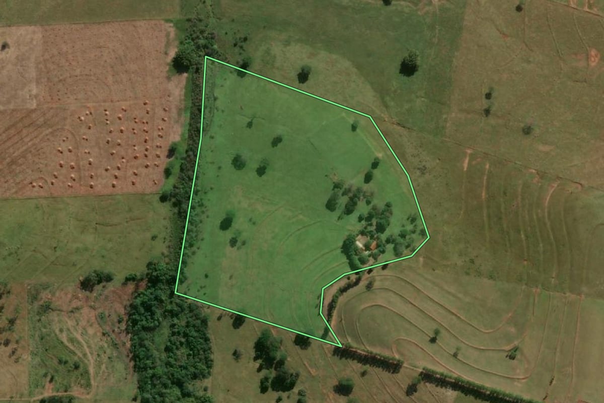 Imagem de satélite do imóvel rural em Flórida Paulista (SP), com o contorno declarado no CAR desenhado por cima.
