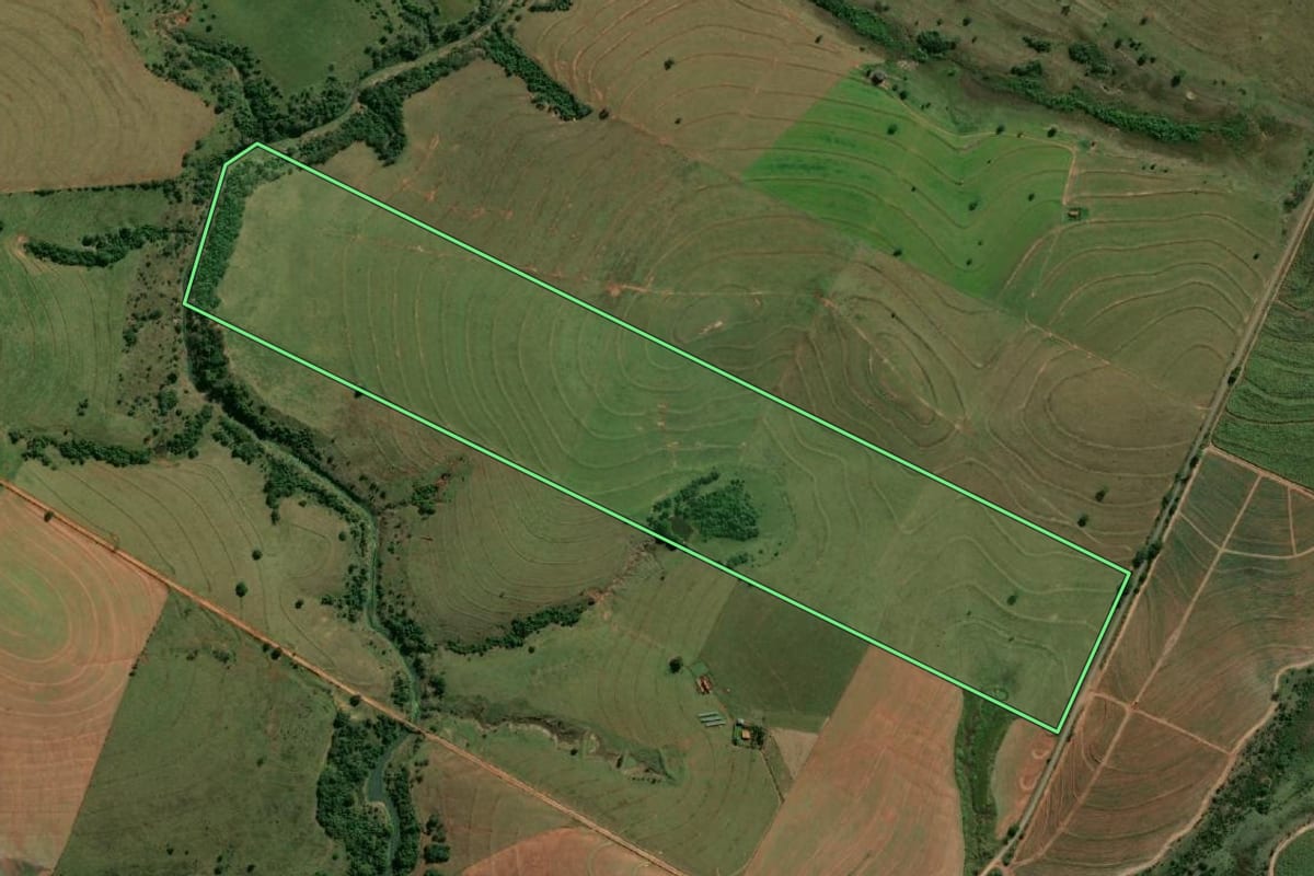 Imagem de satélite do imóvel rural em Flórida Paulista (SP), com o contorno declarado no CAR desenhado por cima.