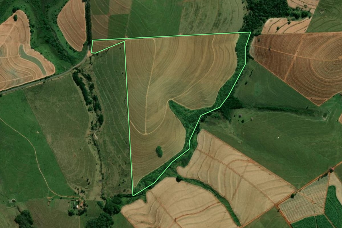 Imagem de satélite do imóvel rural em Flórida Paulista (SP), com o contorno declarado no CAR desenhado por cima.