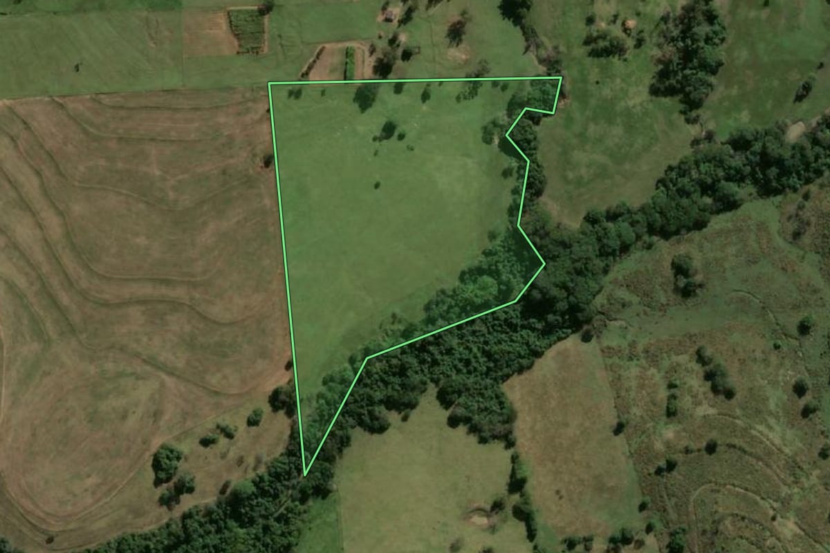 Imagem de satélite do imóvel rural em Flórida Paulista (SP), com o contorno declarado no CAR desenhado por cima.
