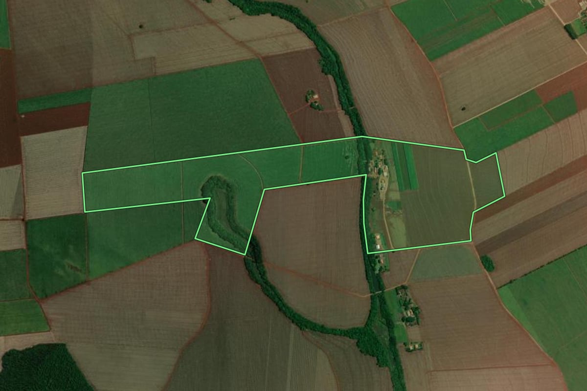 Imagem de satélite do imóvel rural em Florínea (SP), com o contorno declarado no CAR desenhado por cima.