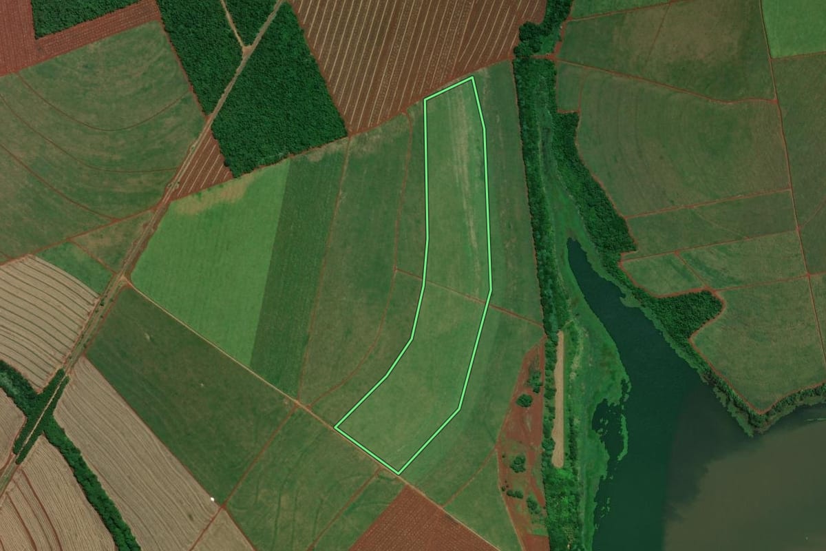 Imagem de satélite do imóvel rural em Florínea (SP), com o contorno declarado no CAR desenhado por cima.