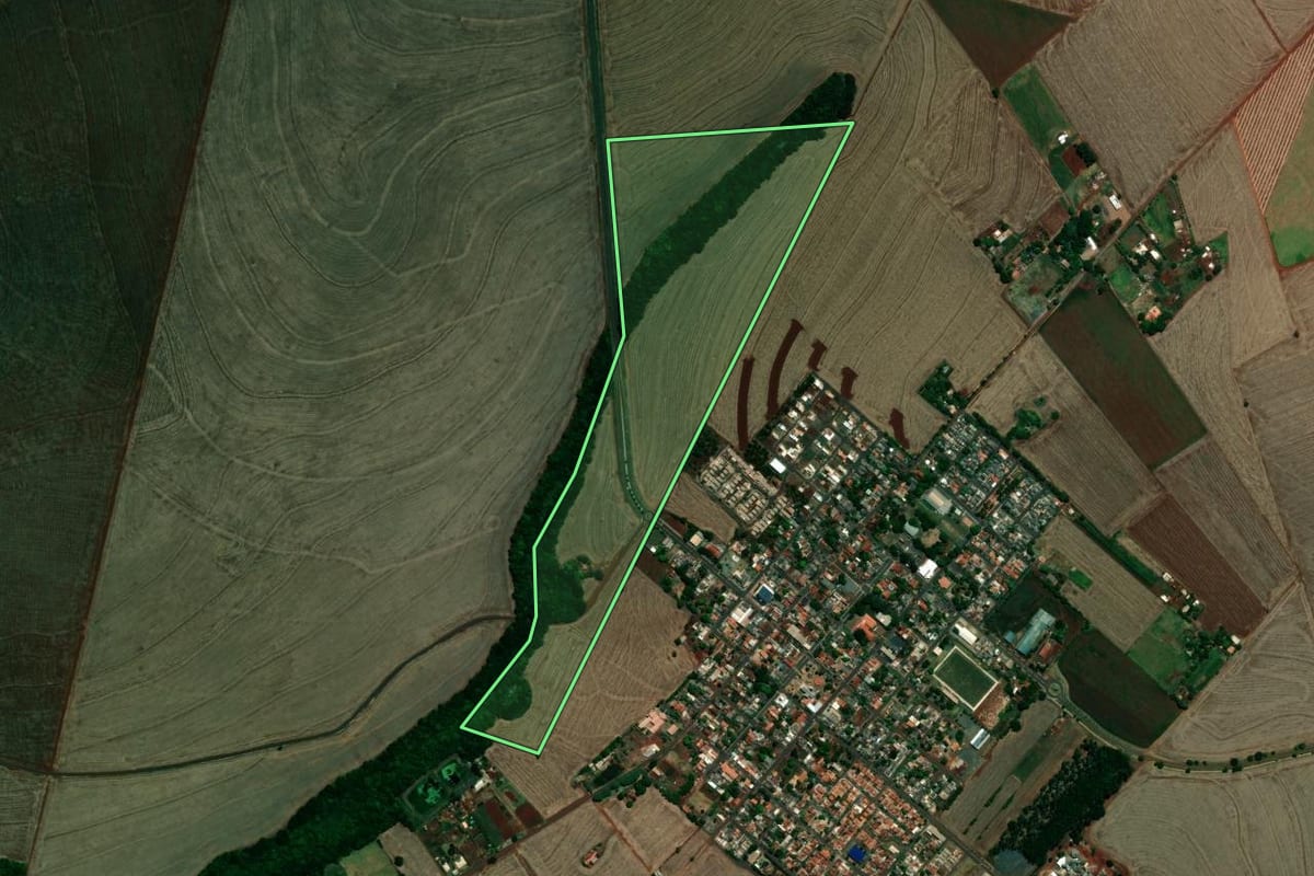 Imagem de satélite do imóvel rural em Florínea (SP), com o contorno declarado no CAR desenhado por cima.