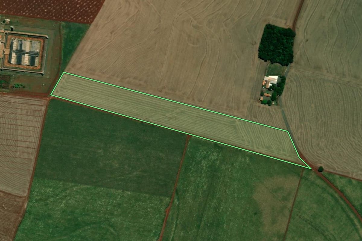 Imagem de satélite do imóvel rural em Florínea (SP), com o contorno declarado no CAR desenhado por cima.