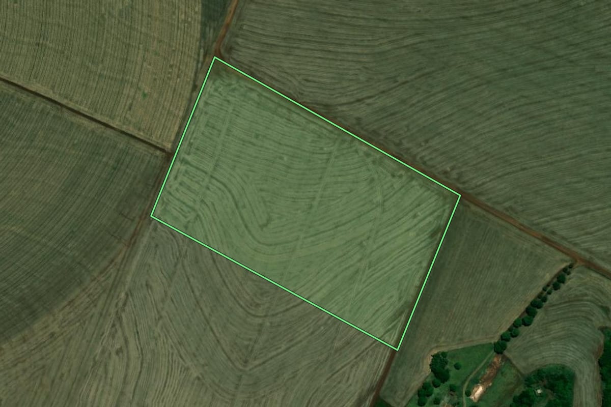 Imagem de satélite do imóvel rural em Florínea (SP), com o contorno declarado no CAR desenhado por cima.