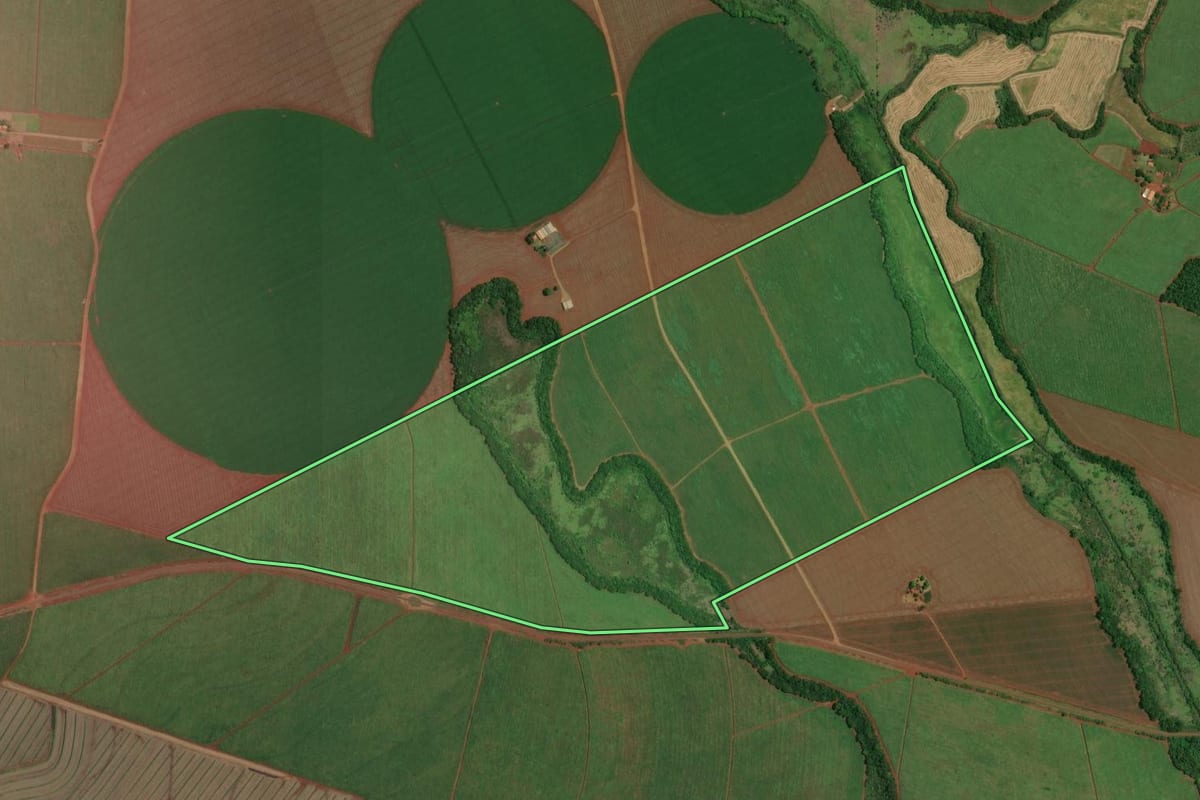 Imagem de satélite do imóvel rural em Florínea (SP), com o contorno declarado no CAR desenhado por cima.