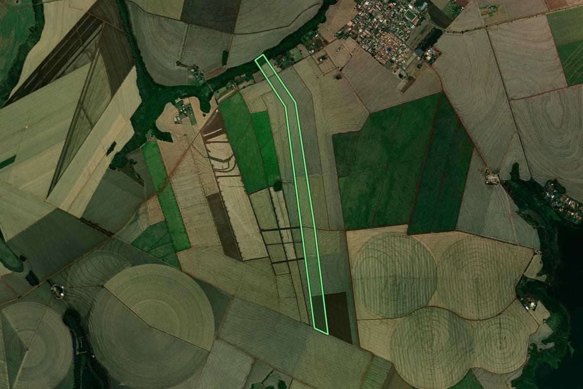 Imagem de satélite do imóvel rural em Florínea (SP), com o contorno declarado no CAR desenhado por cima.