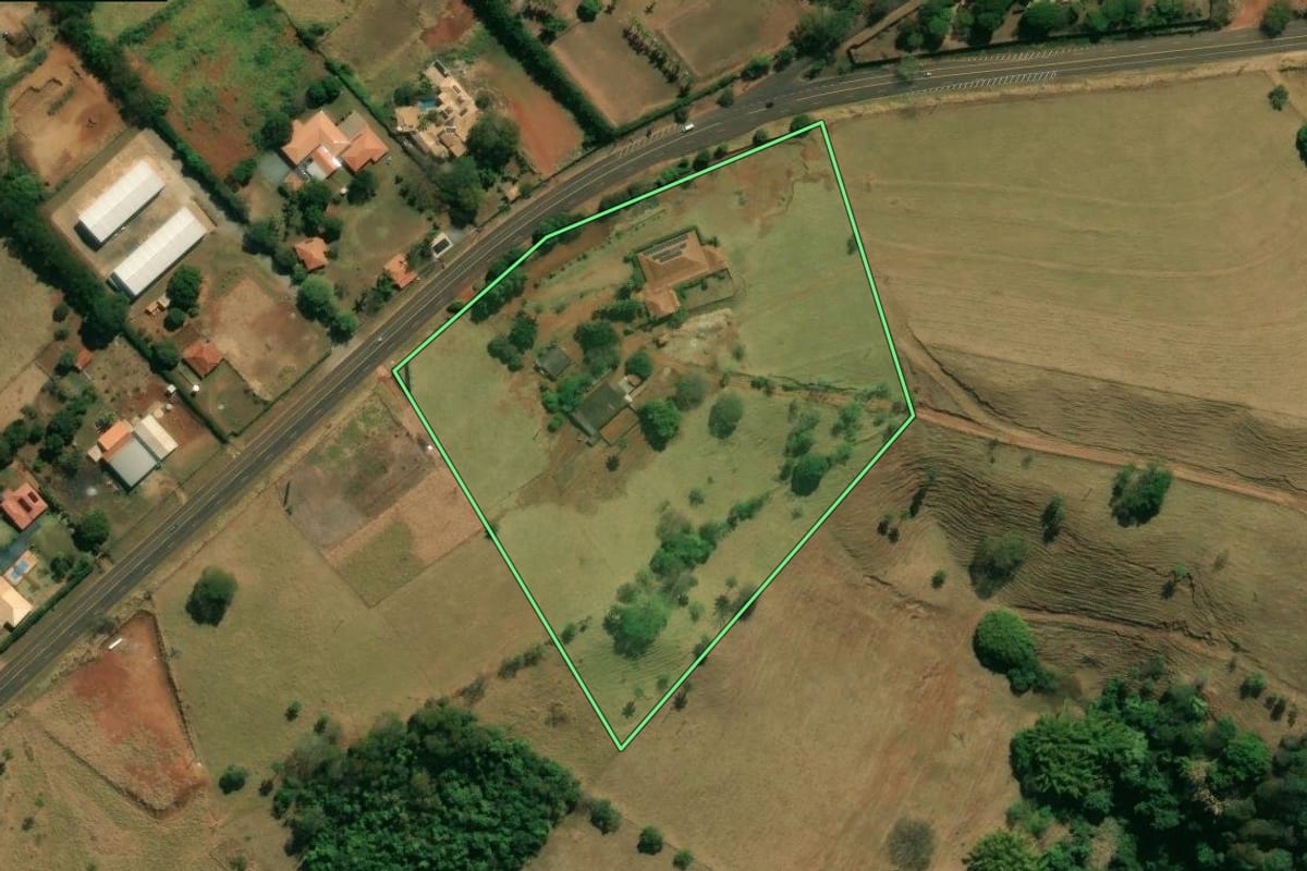 Imagem de satélite do imóvel rural em Franca (SP), com o contorno declarado no CAR desenhado por cima.