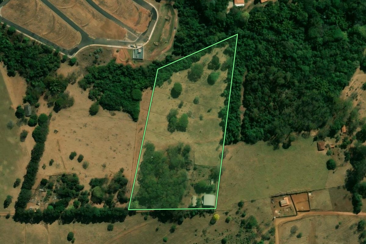 Imagem de satélite do imóvel rural em Franca (SP), com o contorno declarado no CAR desenhado por cima.