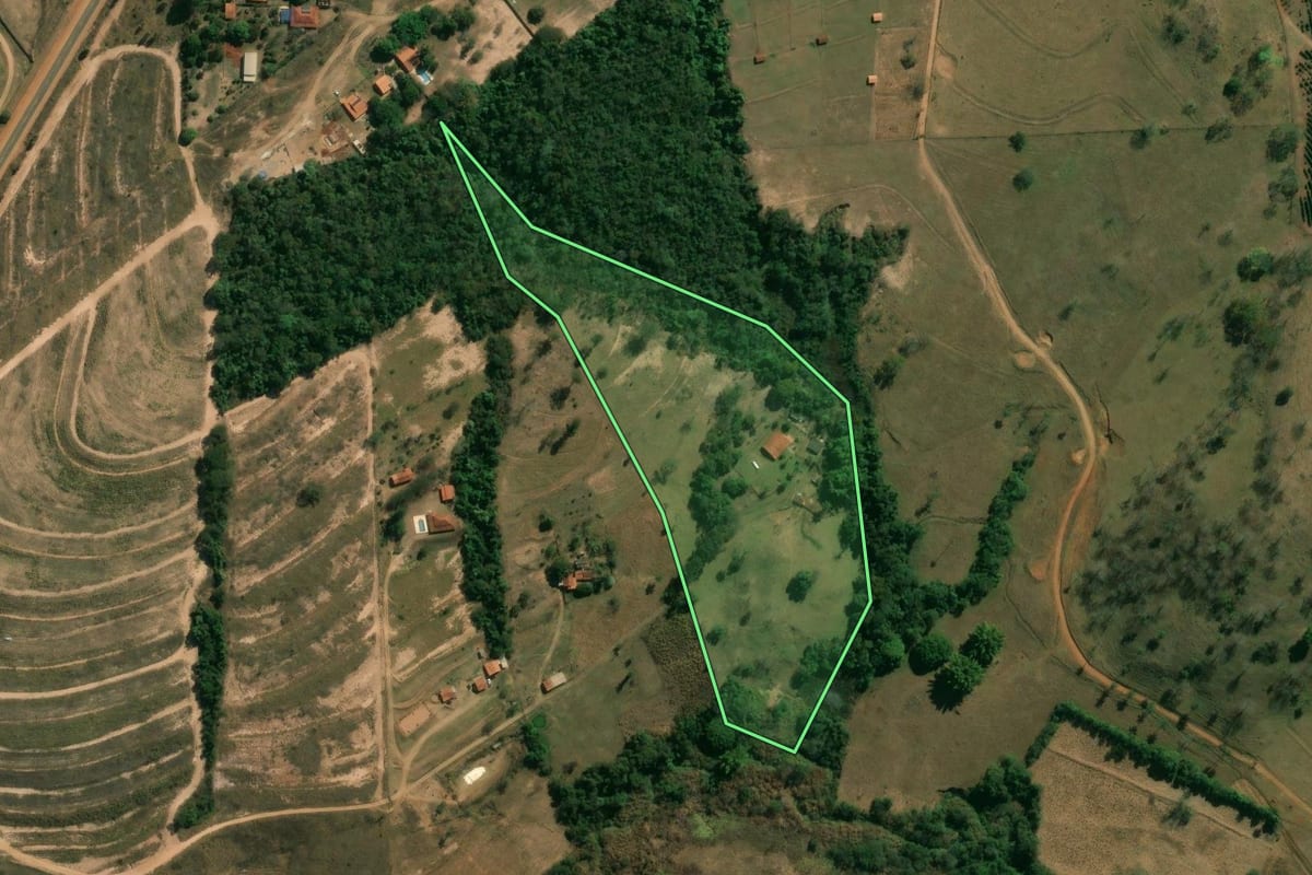 Imagem de satélite do imóvel rural em Franca (SP), com o contorno declarado no CAR desenhado por cima.