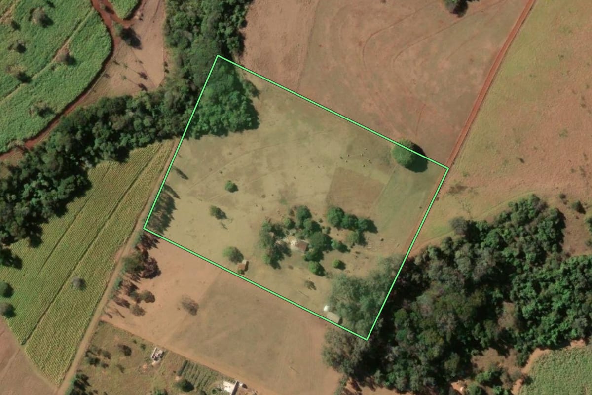 Imagem de satélite do imóvel rural em Franca (SP), com o contorno declarado no CAR desenhado por cima.
