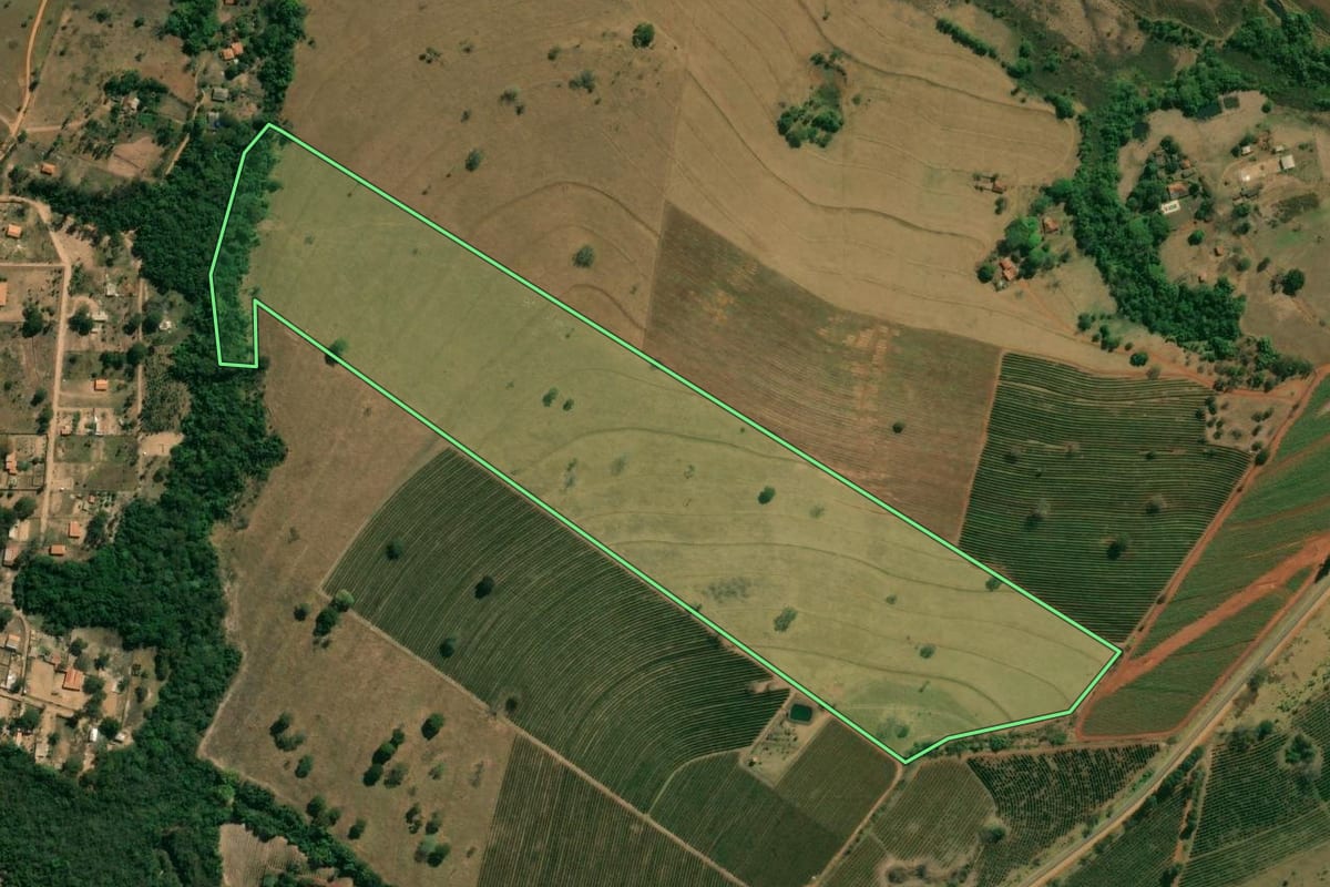 Imagem de satélite do imóvel rural em Franca (SP), com o contorno declarado no CAR desenhado por cima.