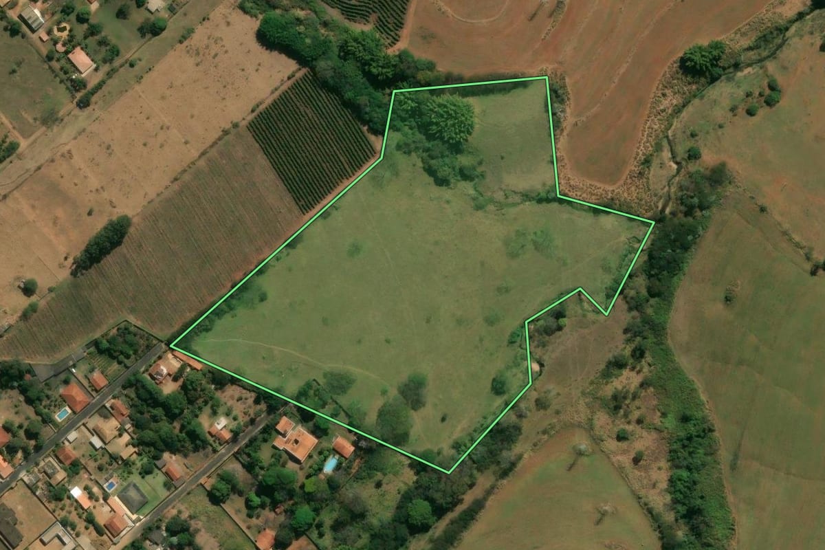 Imagem de satélite do imóvel rural em Franca (SP), com o contorno declarado no CAR desenhado por cima.