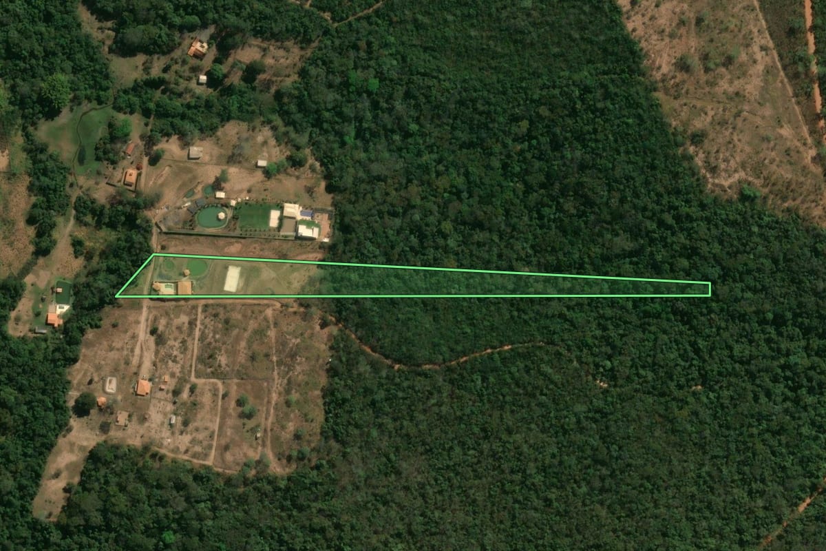 Imagem de satélite do imóvel rural em Franca (SP), com o contorno declarado no CAR desenhado por cima.