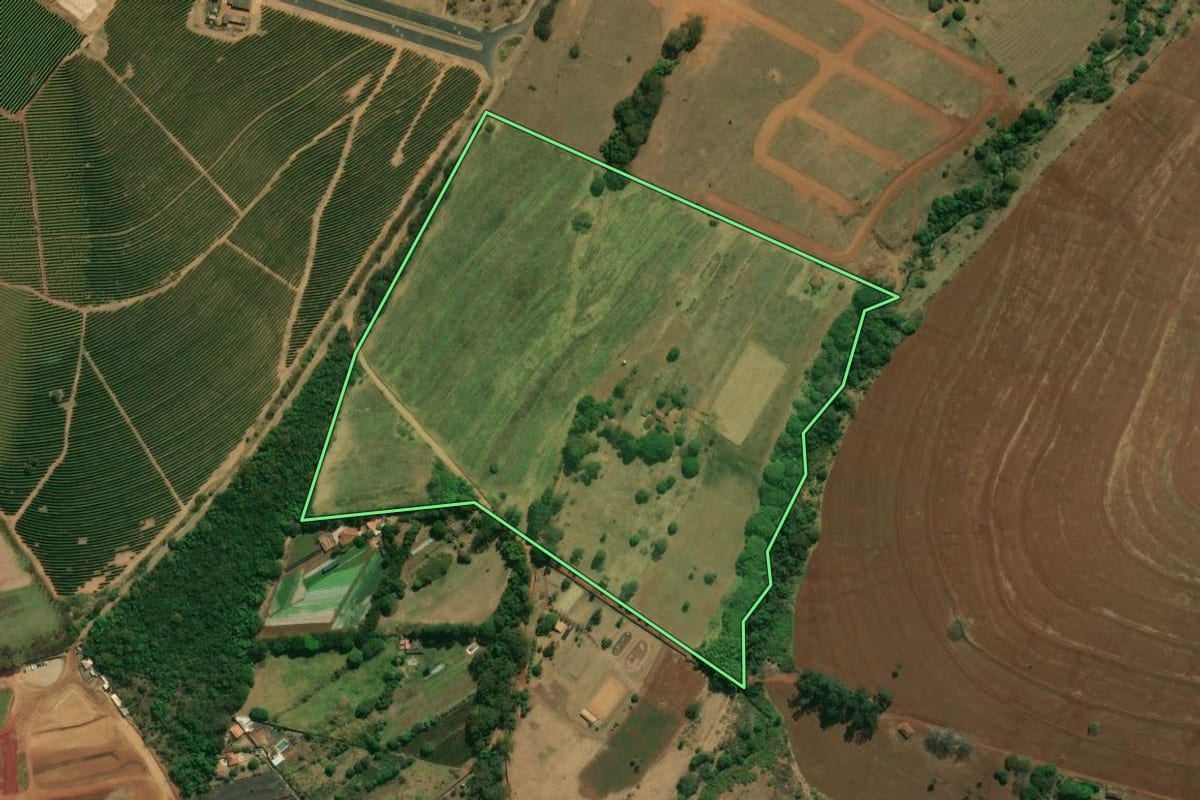 Imagem de satélite do imóvel rural em Franca (SP), com o contorno declarado no CAR desenhado por cima.