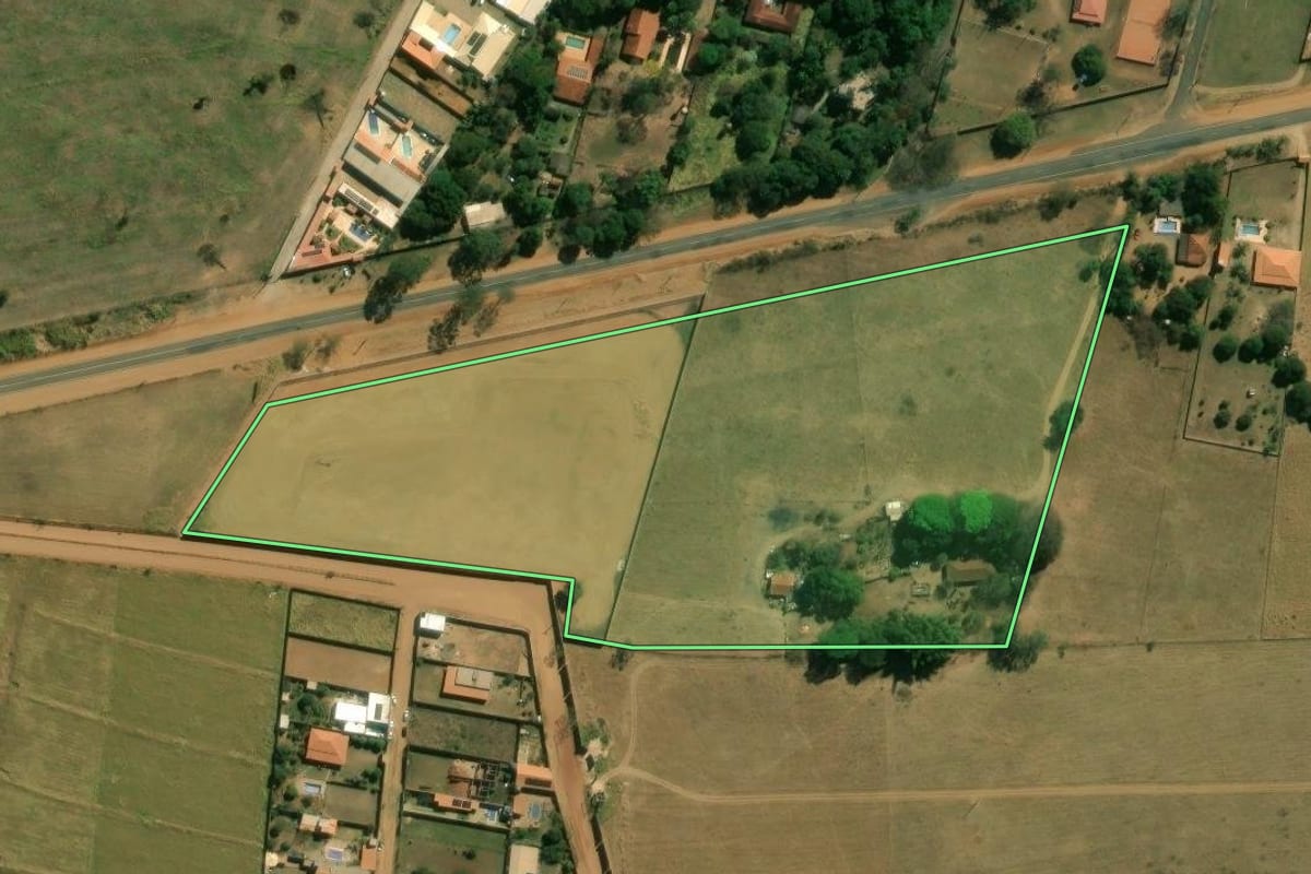 Imagem de satélite do imóvel rural em Franca (SP), com o contorno declarado no CAR desenhado por cima.