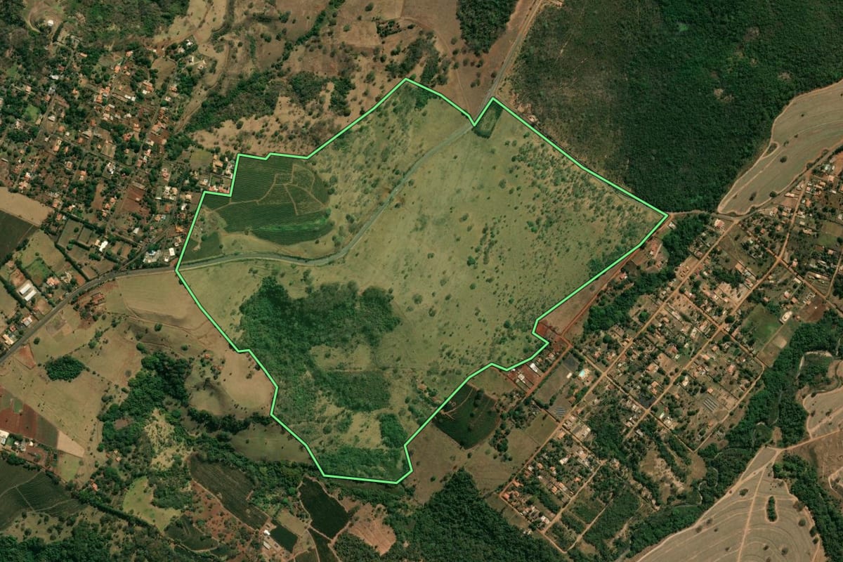 Imagem de satélite do imóvel rural em Franca (SP), com o contorno declarado no CAR desenhado por cima.