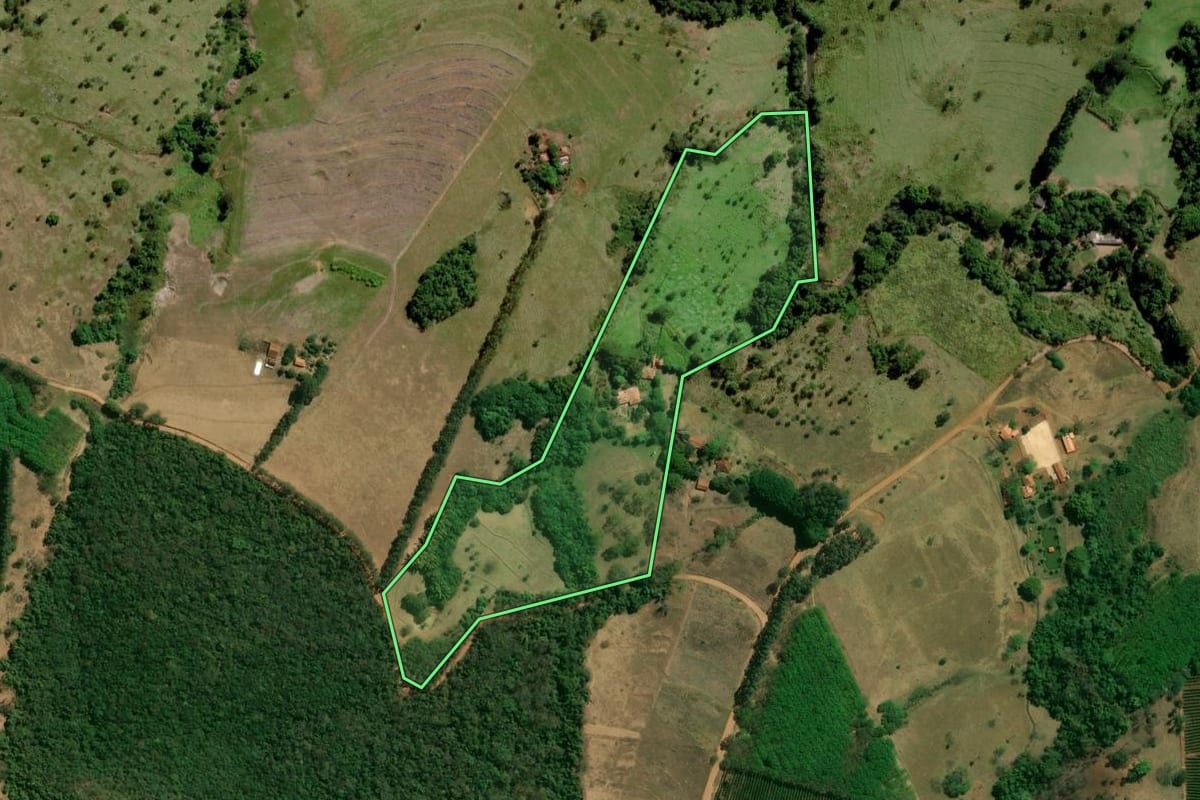 Imagem de satélite do imóvel rural em Franca (SP), com o contorno declarado no CAR desenhado por cima.