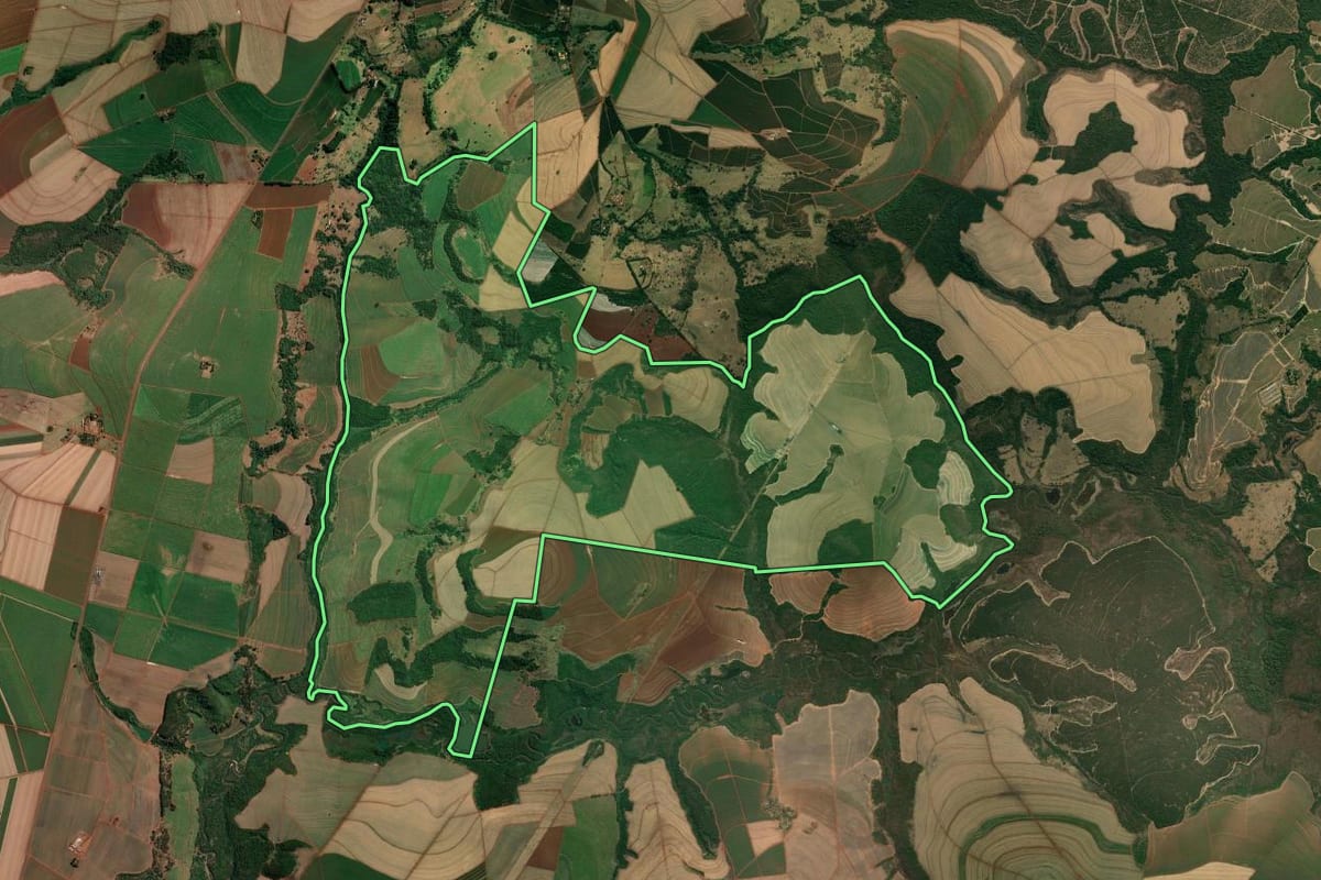 Imagem de satélite do imóvel rural em Franca (SP), com o contorno declarado no CAR desenhado por cima.