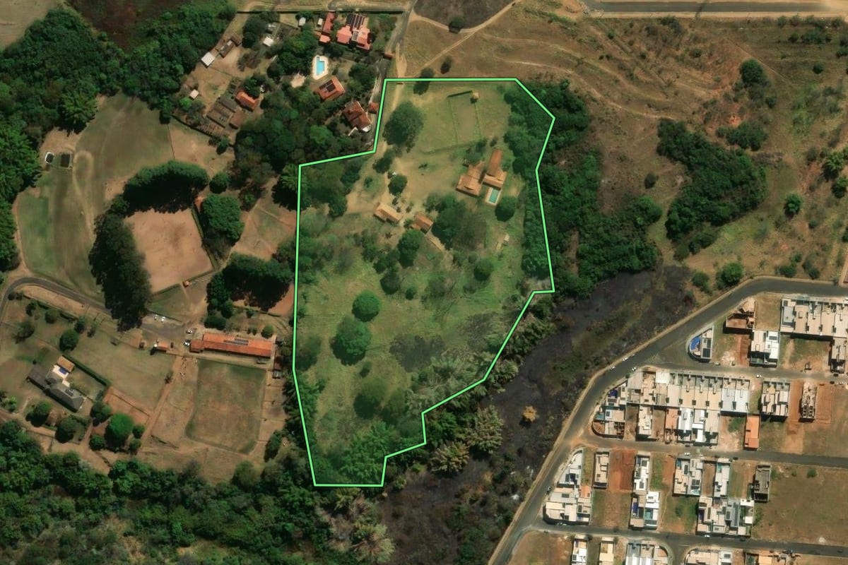 Imagem de satélite do imóvel rural em Franca (SP), com o contorno declarado no CAR desenhado por cima.
