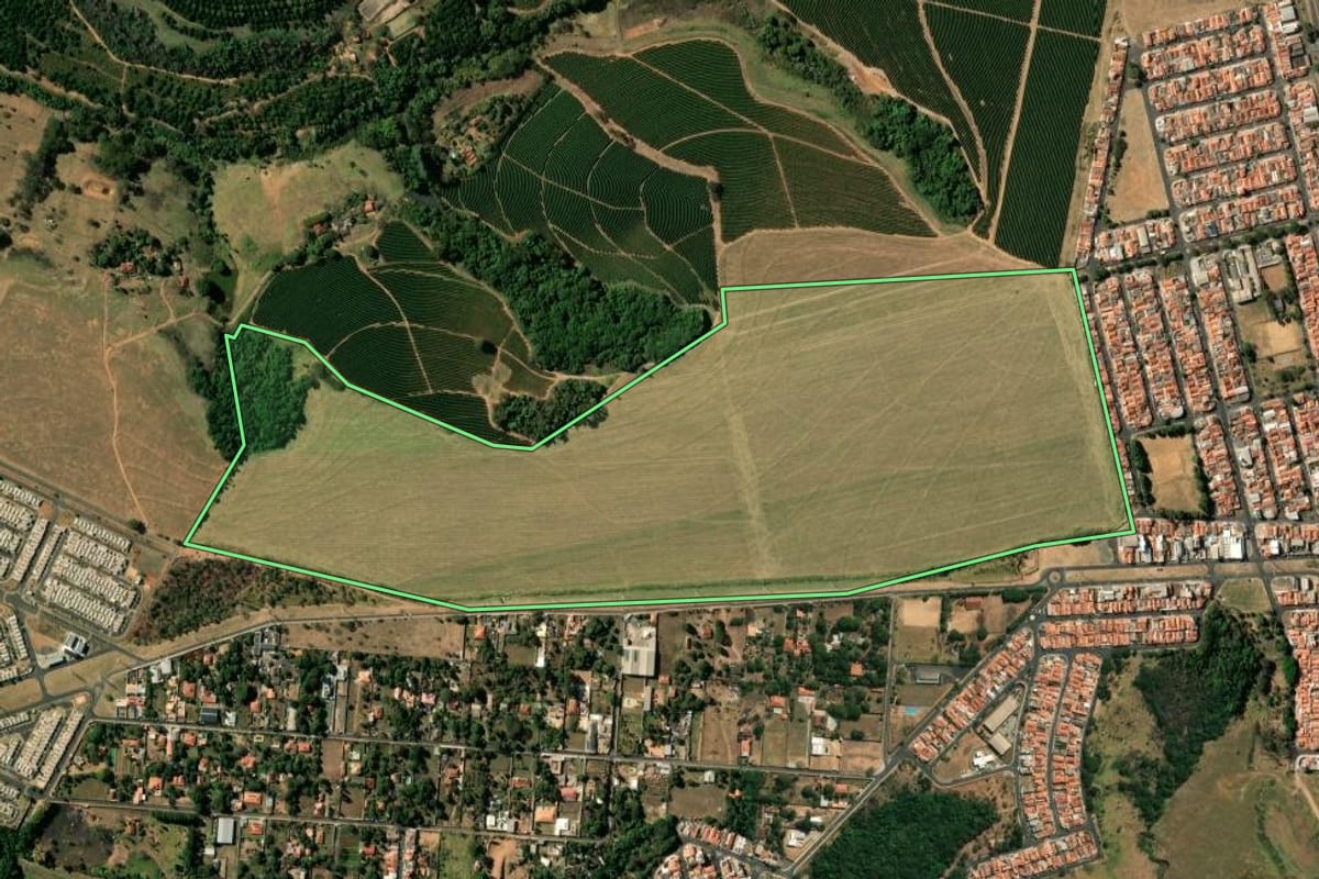 Imagem de satélite do imóvel rural em Franca (SP), com o contorno declarado no CAR desenhado por cima.