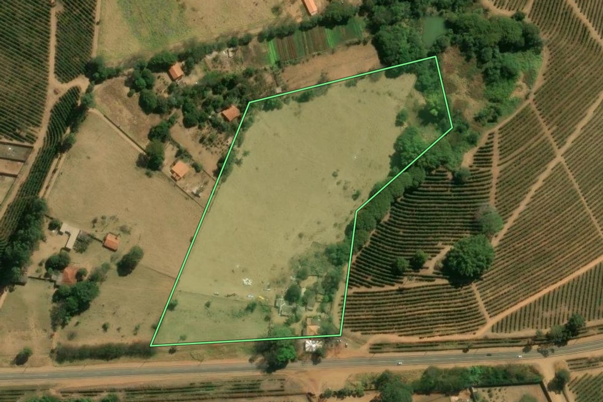 Imagem de satélite do imóvel rural em Franca (SP), com o contorno declarado no CAR desenhado por cima.