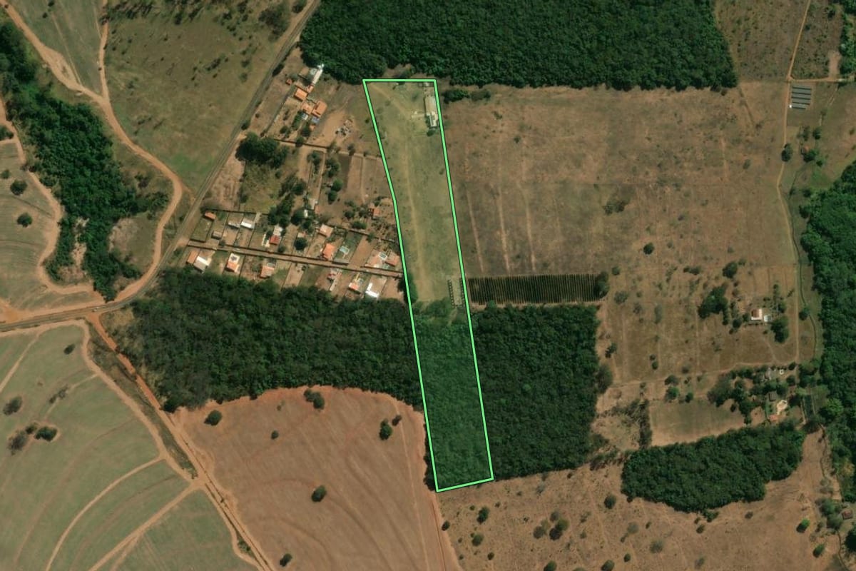 Imagem de satélite do imóvel rural em Franca (SP), com o contorno declarado no CAR desenhado por cima.