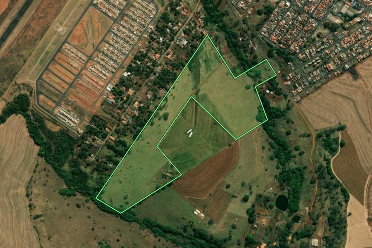 Imagem de satélite do imóvel rural em Franca (SP), com o contorno declarado no CAR desenhado por cima.