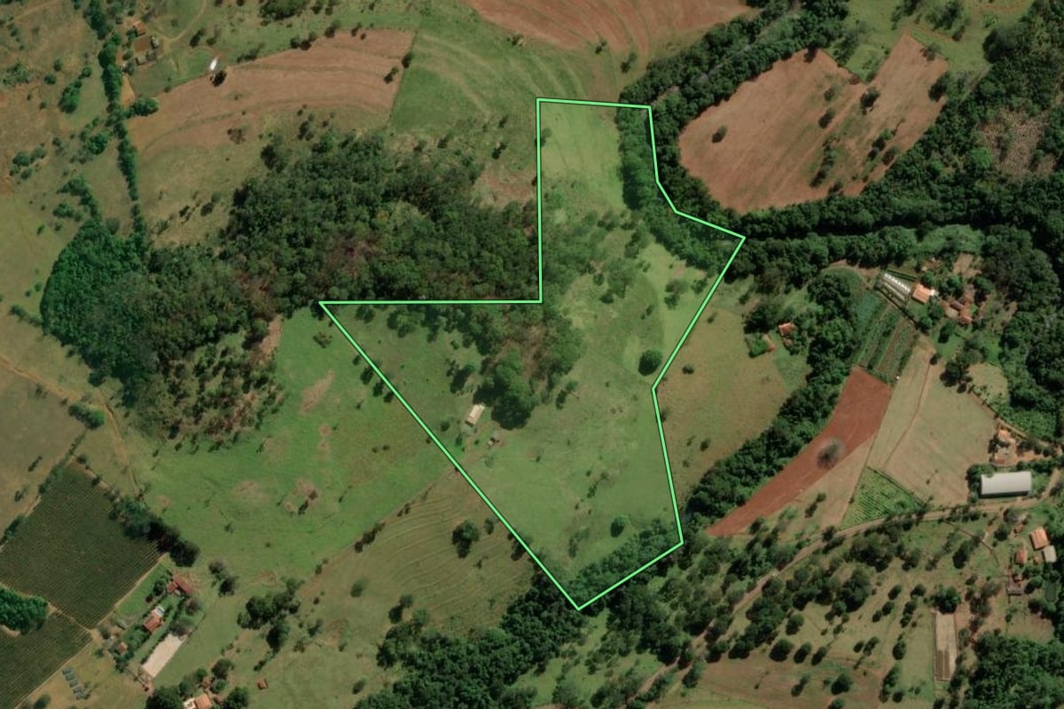 Imagem de satélite do imóvel rural em Franca (SP), com o contorno declarado no CAR desenhado por cima.