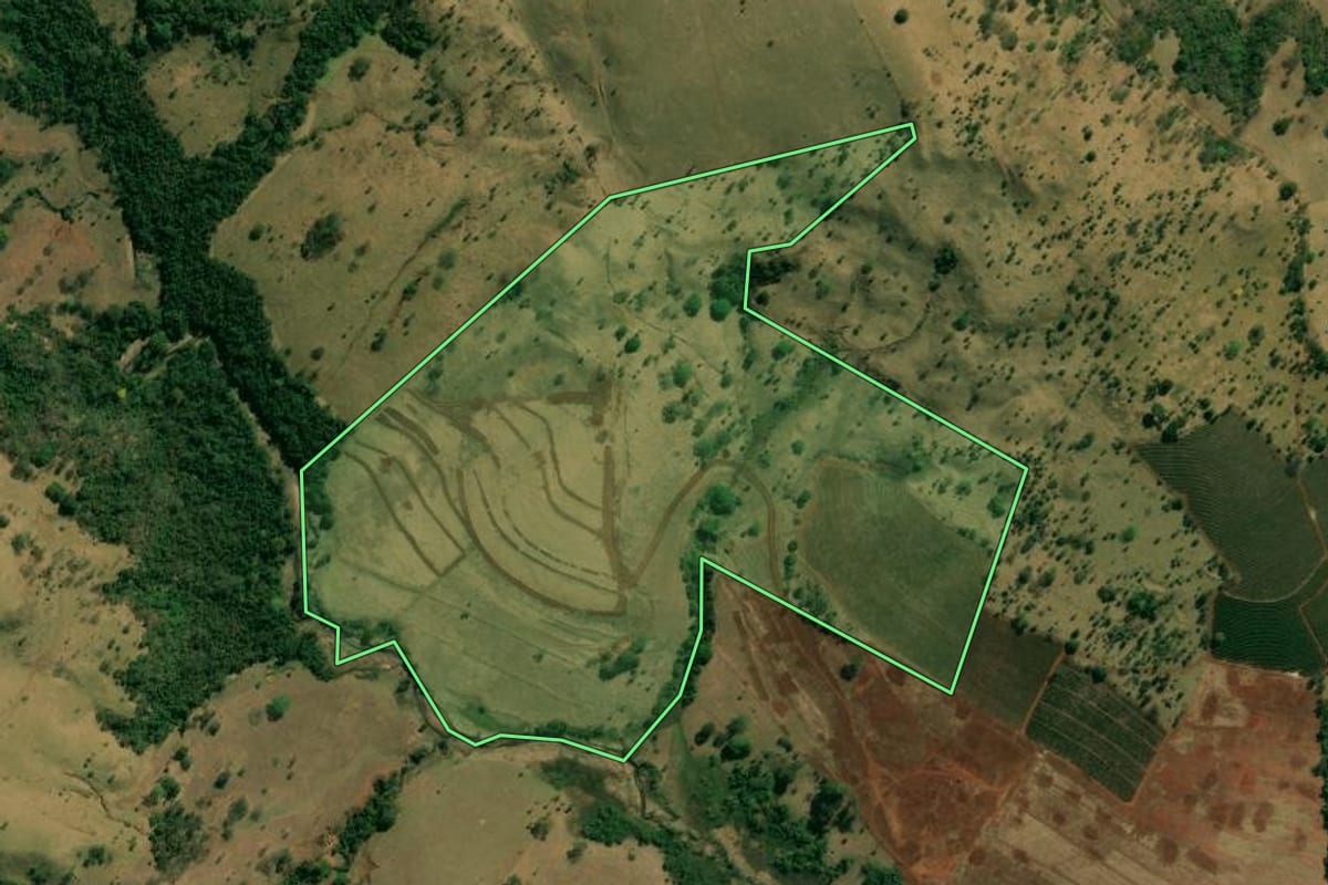 Imagem de satélite do imóvel rural em Franca (SP), com o contorno declarado no CAR desenhado por cima.