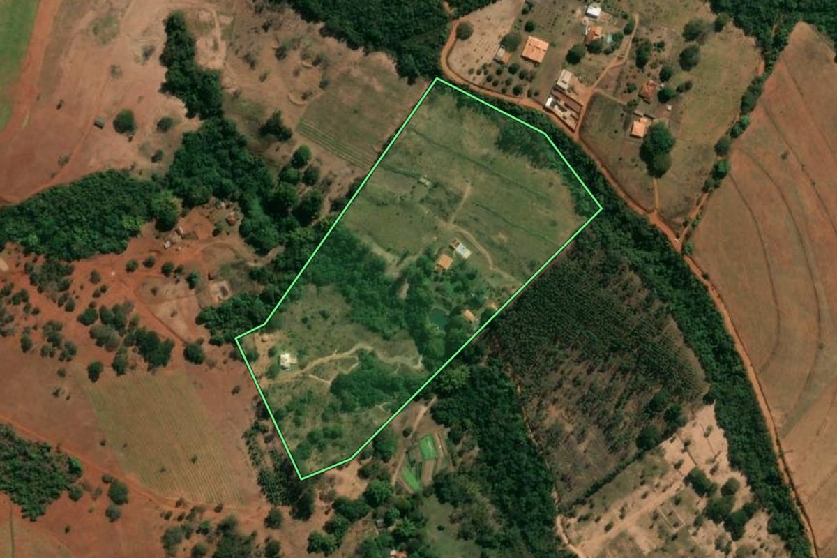 Imagem de satélite do imóvel rural em Franca (SP), com o contorno declarado no CAR desenhado por cima.