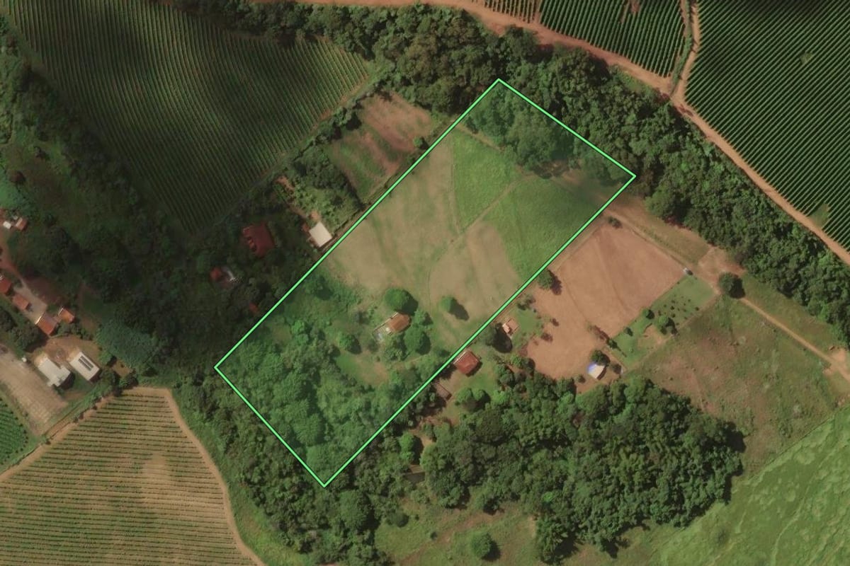 Imagem de satélite do imóvel rural em Franca (SP), com o contorno declarado no CAR desenhado por cima.