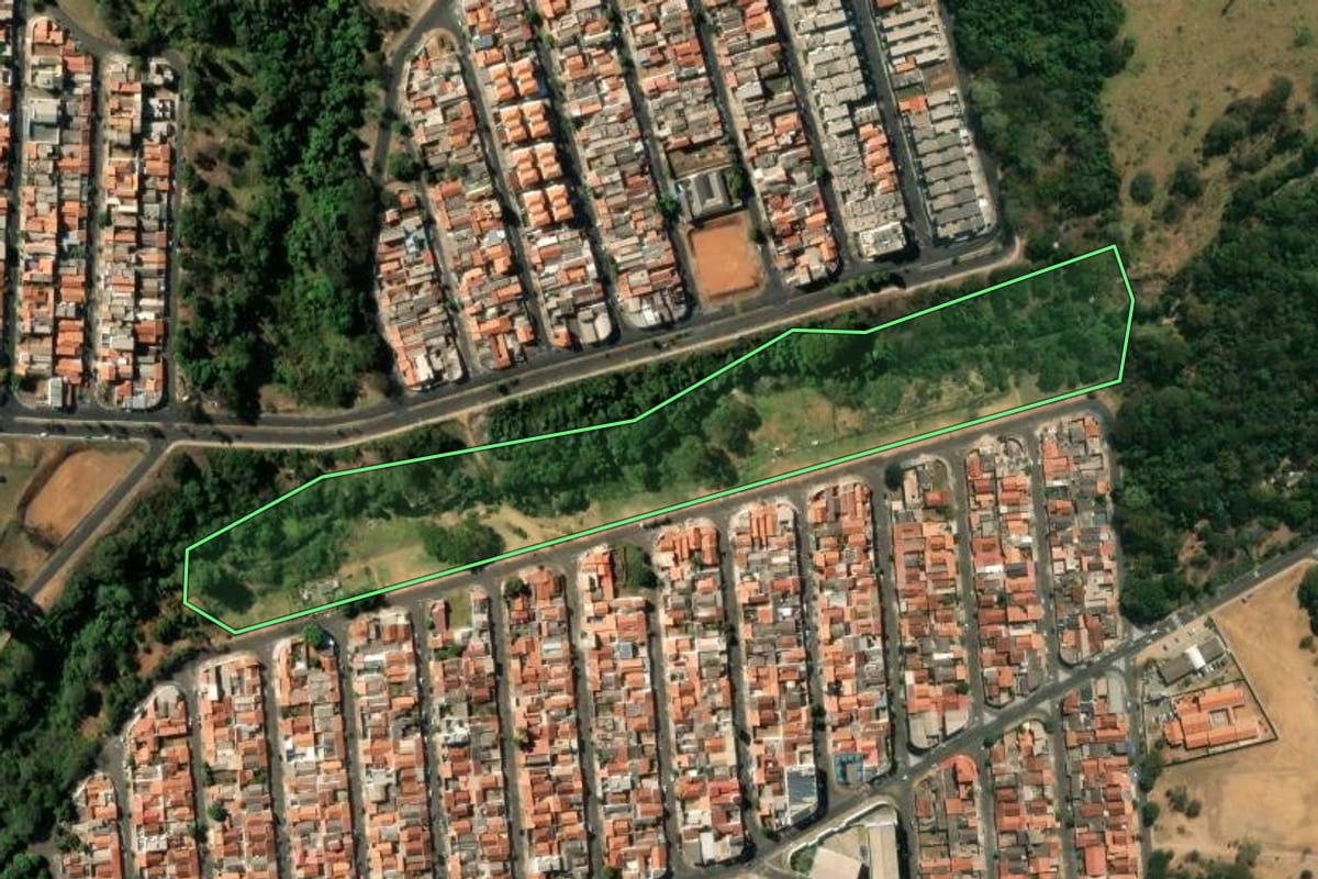 Imagem de satélite do imóvel rural em Franca (SP), com o contorno declarado no CAR desenhado por cima.